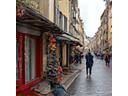 Scène de rue typique d'une ville française