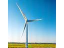 Champ d'éoliennes sous un ciel bleu en France