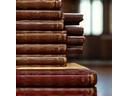 Anciens livres dans une bibliothèque historique française