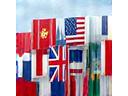 Drapeaux nationaux agitant au vent, symbolisant la diplomatie
