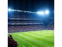 Stade de football bondé lors d'un match nocturne